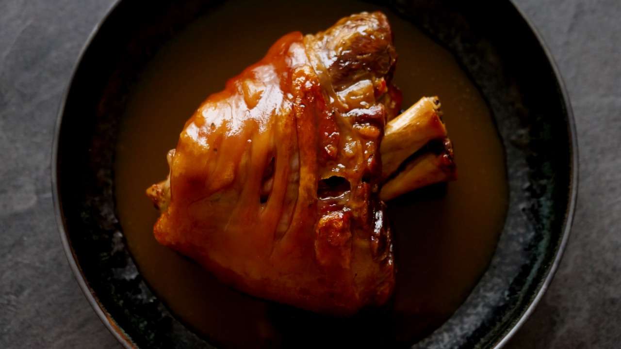 PEČENÉ VEPŘOVÉ PŘEDNÍ KOLENO S KOSTÍ (1200-1500gr)